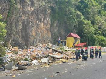 Xe tải mất lái lao vào vách núi ở đèo Cù Mông, 2 người Tu vong - Ảnh 2.
