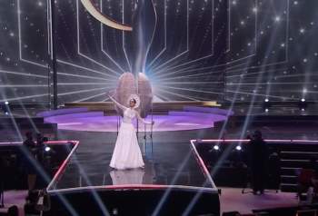 Khánh Vân bất ngờ gặp sự cố khi đang trình diễn Quốc phục ở với Miss Universe, pha xử lý đỉnh cao khiến ai cũng nức nở tự hào - Ảnh 2.