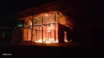  Căn nhà gỗ 2 tầng của Chủ tịch Hội nông dân xã bị lửa thiêu rụi lúc rạng sáng - Ảnh 1.