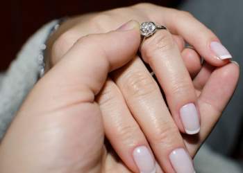 Được cầu hôn bằng nhẫn kim cương, người phụ nữ vừa đồng ý đã phẫn nộ hủy hôn khi phát hiện âm mưu bố mẹ ruột và chồng sắp cưới làm sau lưng mình - Ảnh 3.