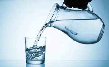Bác sĩ dinh dưỡng chỉ thói quen sai lầm cả triệu người mắc khi uống nước - Ảnh 1.