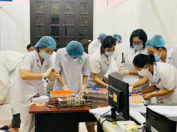 Bữa cơm tối lúc nửa đêm của người không cần ngủ ở CDC Bắc Giang - Ảnh 5.