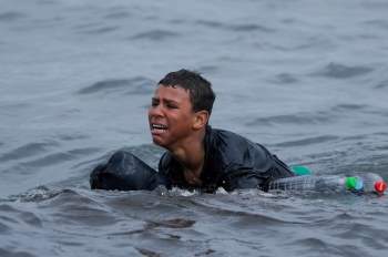 Câu chuyện nhói lòng về cậu bé di cư bật khóc giữa biển nước mênh mông gây chấn động: Cháu thà Ch?t chứ không muốn quay về - Ảnh 2.