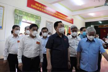Chủ tịch Quốc hội kiểm tra công tác bầu cử và phòng, chống dịch tại Bắc Giang - Ảnh 3.