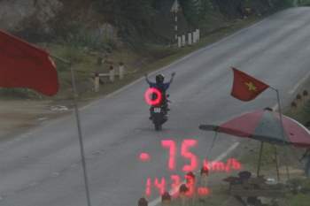  Nam thanh niên buông cả 2 tay phóng xe máy 75 km/h trên quốc lộ - Ảnh 1.