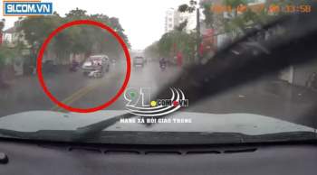 Khoảnh khắc cô gái đi xe máy bị ô tô 7 chỗ đâm văng, Tu vong thương tâm giữa trời mưa tầm tã khiến nhiều người xót xa - Ảnh 1.