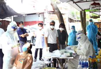 Thứ trưởng Bộ Y tế kiểm tra test nhanh tại Việt Yên, Bắc Giang - Ảnh 3.