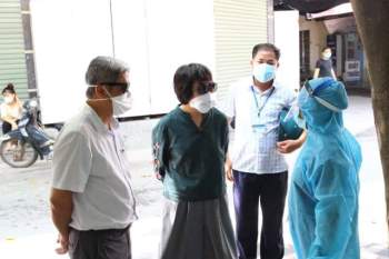 Thứ trưởng Bộ Y tế kiểm tra test nhanh tại Việt Yên, Bắc Giang - Ảnh 4.