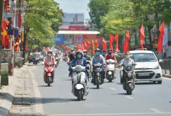 Nắng nóng đỉnh điểm từ đầu hè lên đến 40 độ C tại Hà Nội: Nhựa đường tan chảy, người dân dùng nước tưới đường giữa trưa - Ảnh 1.