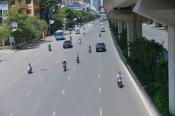 Nắng nóng đỉnh điểm từ đầu hè lên đến 40 độ C tại Hà Nội: Nhựa đường tan chảy, người dân dùng nước tưới đường giữa trưa - Ảnh 2.