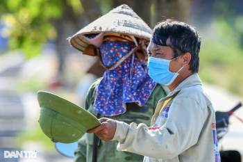 Tâm dịch Bắc Ninh: Nông dân không phải ra đồng, lúa và hoa màu tự chất đầy nhà - Ảnh 3.