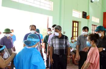 Thứ trưởng Bộ Y tế: Sẽ đề xuất cấp thêm vaccine để tiêm hết cho công nhân tại các KCN huyện Việt Yên - Ảnh 3.