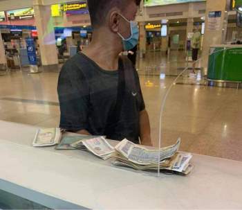 Nhận tin bố bị tai biến, chàng trai khuyết tật vội vã ra sân bay gom tất cả tiền lẻ chỉ được 350k và tấm vé quý giá của tình đồng bào - Ảnh 1.