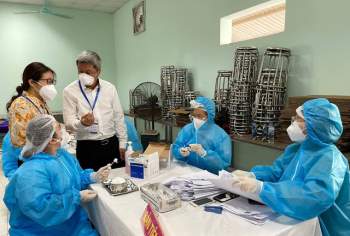 Thứ trưởng Bộ Y tế kiểm tra công tác triển khai tiêm chủng vaccine tại huyện Tân Yên, Bắc Giang - Ảnh 4.