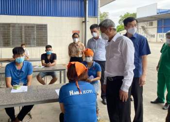 Thứ trưởng Bộ Y tế kiểm tra công tác triển khai tiêm chủng vaccine tại huyện Tân Yên, Bắc Giang - Ảnh 5.
