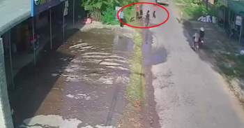 Khoảnh khắc 2 người phụ nữ đi xe máy trượt ngã vào bánh xe container khiến ai cũng rùng mình - Ảnh 1.
