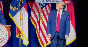 Ông Donald Trump bị nghi mặc quần ngược - Ảnh 3.