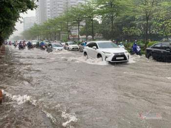 Mưa lớn, người Hà Nội đi làm tránh từng điểm ngập - Ảnh 1.