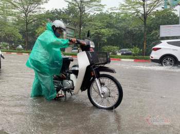 Mưa lớn, người Hà Nội đi làm tránh từng điểm ngập - Ảnh 2.