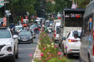 Cửa ngõ Đà Lạt ùn tắc kéo dài, hàng trăm ôtô nhúc nhích từng chút trong cơn mưa chiều - Ảnh 10.