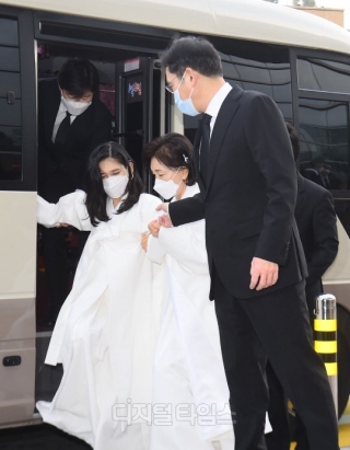 Lễ tang đưa tiễn chủ tịch Samsung về nơi an nghỉ cuối cùng: Gia quyến thất thần, chồng cũ cựu Á hậu Hàn Quốc cũng có mặt - Ảnh 12.
