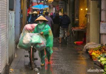 Ảnh: Hà Nội mưa Đông rét mướt sau một đêm trở gió, người dân trùm áo mưa co ro ra đường ngày cuối tuần - Ảnh 11.
