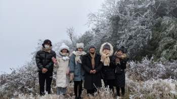 Sáng nay đỉnh Mẫu Sơn, Phia Oắc cây cối đóng băng, nhiều du khách thích thú chụp ảnh check in - Ảnh 13.