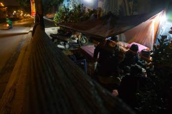 Người lao động ở Hà Nội trong đêm rét 10 độ C - Ảnh 11.