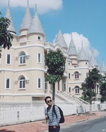 Nhìn qua tưởng khu du lịch nhưng hóa ra là... một trường đại học của Việt Nam: Toàn lâu đài trắng như bên trời Âu, bên trong có công viên giải trí hoàng tráng - Ảnh 11.