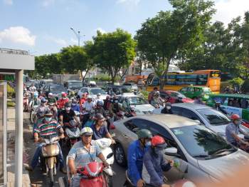 Ảnh: Cửa ngõ vào trung tâm Sài Gòn ùn tắc không lối thoát, ô tô và xe máy chen nhau dàn hàng kín mặt đường - Ảnh 11.