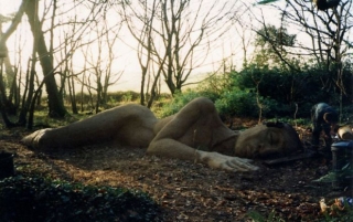 Lạ kỳ bức tượng thiếu nữ nằm ngủ được mẹ thiên nhiên tặng xiêm y thay đổi theo 4 mùa - Ảnh 12.
