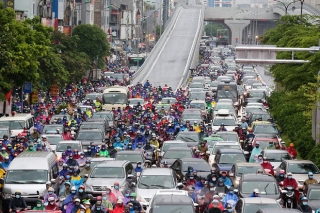 Ngày đầu tuần mưa lớn, nhiều tuyến phố Hà Nội ùn tắc dài - Ảnh 12.