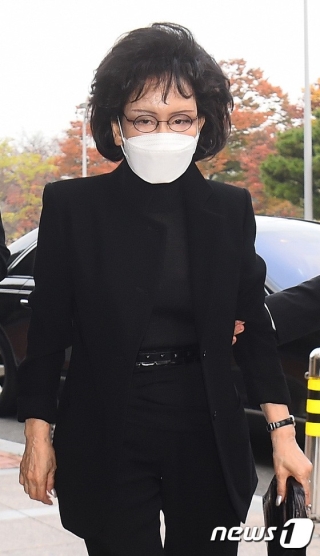 Lễ tang đưa tiễn chủ tịch Samsung về nơi an nghỉ cuối cùng: Gia quyến thất thần, chồng cũ cựu Á hậu Hàn Quốc cũng có mặt - Ảnh 13.
