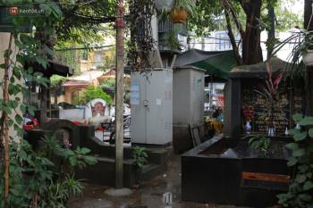 Cận cảnh nghĩa địa trong phố Hà Nội: Nơi người dân vẫn vô tư ăn uống, vui chơi bên cạnh mộ người Ch?t - Ảnh 12.