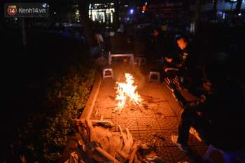 Chùm ảnh: Người Hà Nội đốt lửa trong đêm rét nhất từ đầu mùa, nhiệt độ dưới 12 độ C - Ảnh 13.