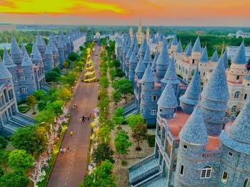 Một trường Đại học cung điện độc nhất vô nhị, ở Việt Nam mà cứ tưởng lạc tới trời Âu, có cả công viên giải trí siêu hoành tráng - Ảnh 12.