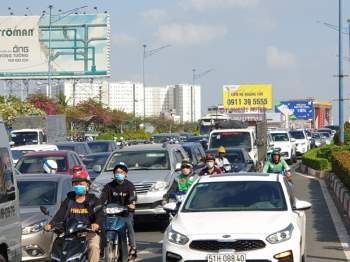 Ảnh: Cửa ngõ vào trung tâm Sài Gòn ùn tắc không lối thoát, ô tô và xe máy chen nhau dàn hàng kín mặt đường - Ảnh 12.