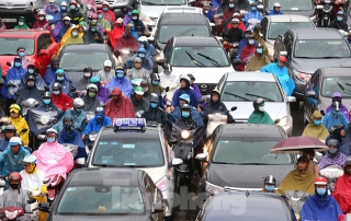 Ngày đầu tuần mưa lớn, nhiều tuyến phố Hà Nội ùn tắc dài - Ảnh 13.