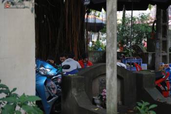 Cận cảnh nghĩa địa trong phố Hà Nội: Nơi người dân vẫn vô tư ăn uống, vui chơi bên cạnh mộ người Ch?t - Ảnh 13.