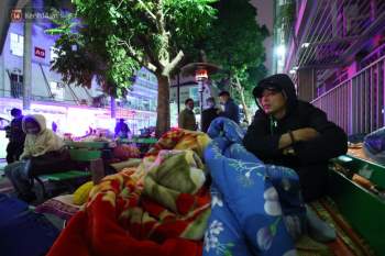 Người dân quây quần dưới 20 cây sưởi tỏa nhiệt trong bệnh viện giữa đêm đông buốt giá ở Hà Nội: Màn trời chiếu đất trông người bệnh, giờ đã ấm hơn rồi - Ảnh 13.