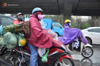 Ảnh: Người dân ùn ùn rời Hà Nội, đội mưa về quê ăn Tết, đường vành đai 3 tắc dài hàng km - Ảnh 13.
