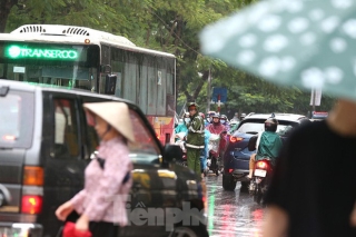 Ngày đầu tuần mưa lớn, nhiều tuyến phố Hà Nội ùn tắc dài - Ảnh 14.
