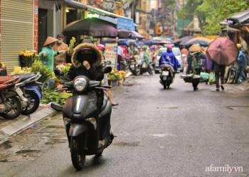 Ảnh: Hà Nội mưa Đông rét mướt sau một đêm trở gió, người dân trùm áo mưa co ro ra đường ngày cuối tuần - Ảnh 14.