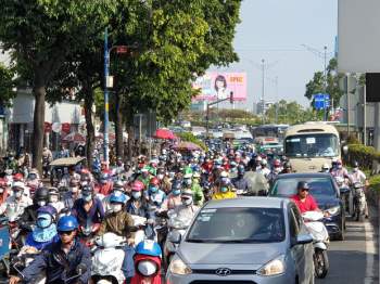 Ảnh: Cửa ngõ vào trung tâm Sài Gòn ùn tắc không lối thoát, ô tô và xe máy chen nhau dàn hàng kín mặt đường - Ảnh 14.