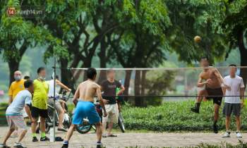  Hà Nội: Người lớn, trẻ nhỏ ngó lơ biển cấm, vô tư chui qua hàng rào công viên tập thể dục, chơi thể thao - Ảnh 15.