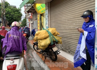 Ngày đầu tuần mưa lớn, nhiều tuyến phố Hà Nội ùn tắc dài - Ảnh 15.