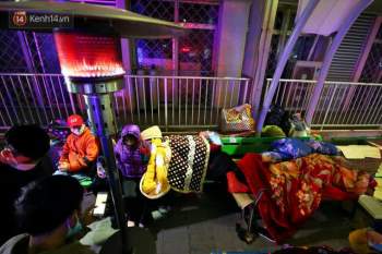 Người dân quây quần dưới 20 cây sưởi tỏa nhiệt trong bệnh viện giữa đêm đông buốt giá ở Hà Nội: Màn trời chiếu đất trông người bệnh, giờ đã ấm hơn rồi - Ảnh 15.