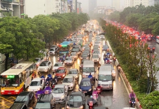 Ngày đầu tuần mưa lớn, nhiều tuyến phố Hà Nội ùn tắc dài - Ảnh 16.