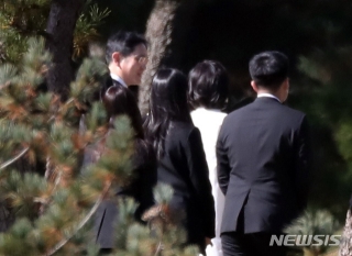 Lễ tang đưa tiễn chủ tịch Samsung về nơi an nghỉ cuối cùng: Gia quyến thất thần, chồng cũ cựu Á hậu Hàn Quốc cũng có mặt - Ảnh 17.