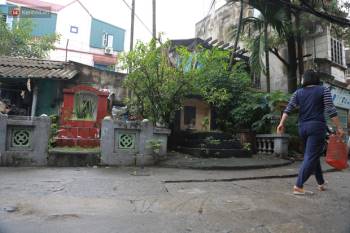 Cận cảnh nghĩa địa trong phố Hà Nội: Nơi người dân vẫn vô tư ăn uống, vui chơi bên cạnh mộ người Ch?t - Ảnh 16.